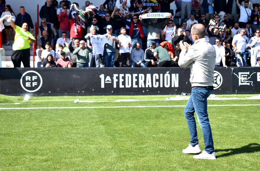 José Juan Romero al inicio del partido de este domingo donde la AD Ceuta FC ha goleado al Linares Deportivo