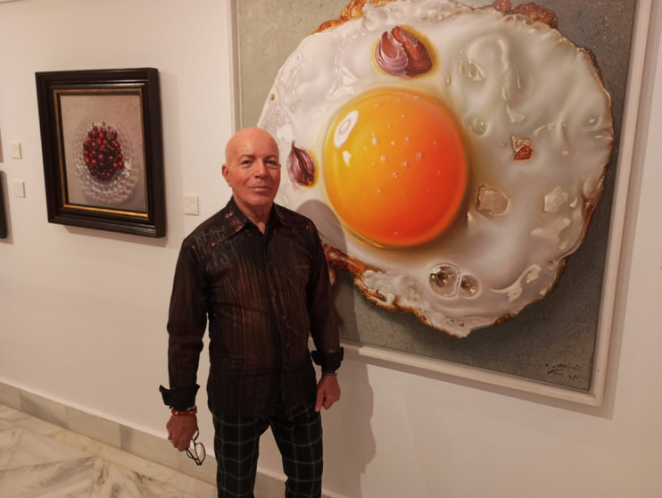 José Marchá, junto a un cuadro hiperrealista que representa un huevo frito/ Juanjo Coronado