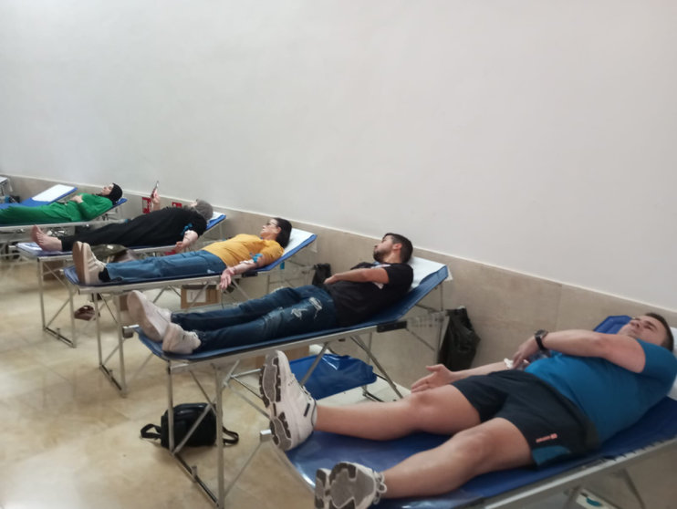 Varias personas donan sangre en el Auditorio del Revellín/ Juanjo Coronado