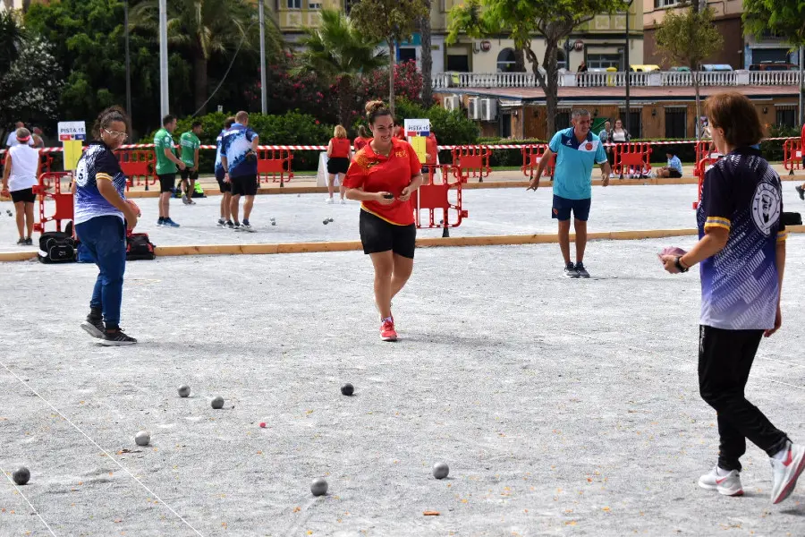 El I Open de Petanca 'Ciudad de Ceuta' se celebra en la explanada de la Marina / Rafa B&aacute;ez