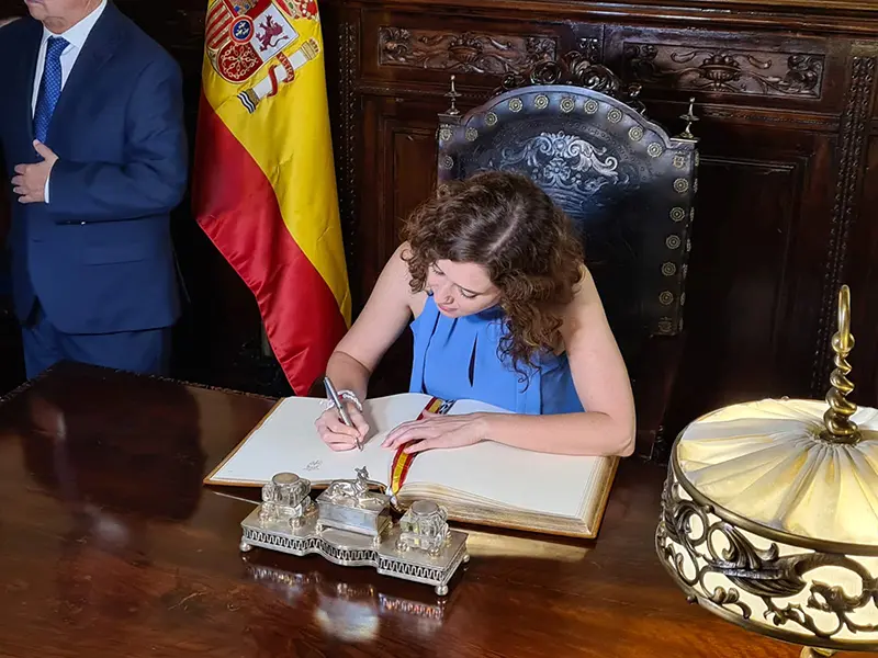 D&iacute;az Ayuso firmando en el Libro de Honor / Laura Ortiz