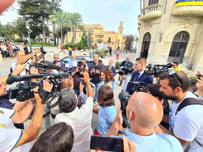 D&iacute;az Ayuso atiende a sus admiradores / Laura Ortiz