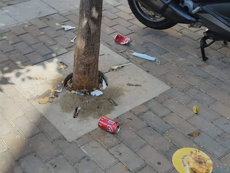 Suciedad en las calles de Juan de Juanes / Cedida