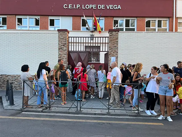 Padres esperando a las puertas del Lope de Vega / Daniel Hern&aacute;ndez