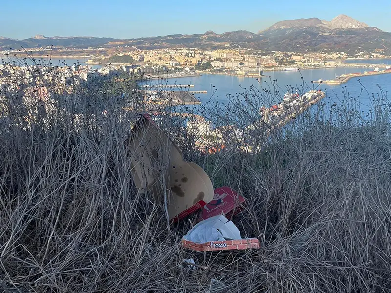 Basura en el Monte Hacho / Cedida