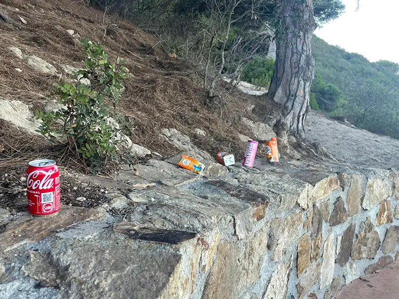 Basura en el Monte Hacho / Cedida