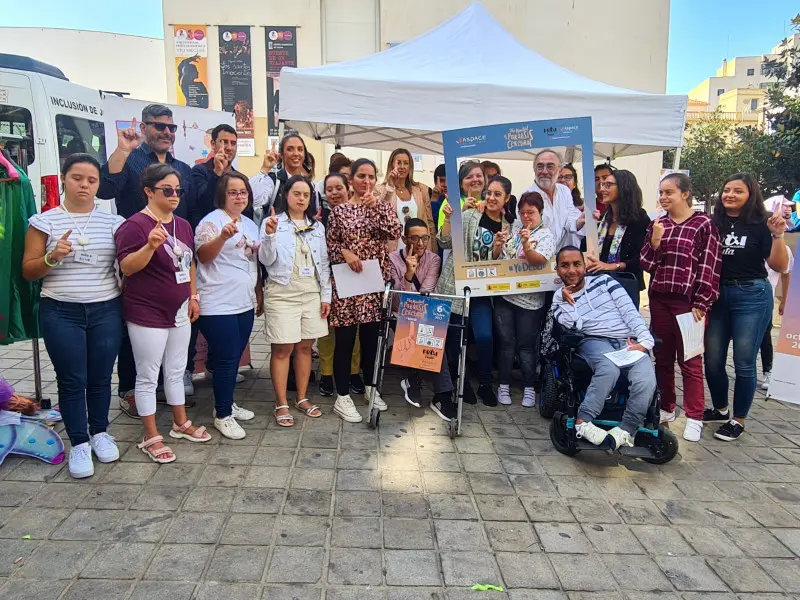 La entrada de la plaza Nelson Mandela ha acogido el acto del D&iacute;a Mundial de la Par&aacute;lisis Cerebral / Laura Ortiz