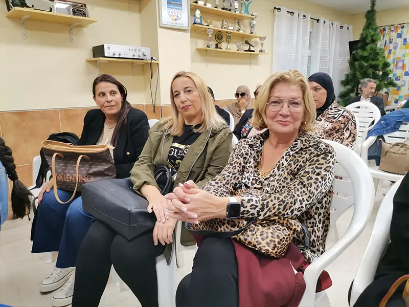 Charla sobre prevenci&oacute;n y h&aacute;bitos saludables de Hanan Ahmed en la Urbanizaci&oacute;n Monte Hacho / Mohamed Ettouileb