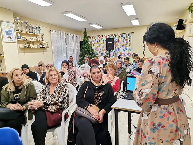 Charla sobre prevenci&oacute;n y h&aacute;bitos saludables de Hanan Ahmed en la Urbanizaci&oacute;n Monte Hacho / Mohamed Ettouileb
