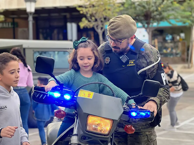 Exhibici&oacute;n de los materiales de la Polic&iacute;a Militar en la plaza de &Aacute;frica / Daniel Hern&aacute;ndez