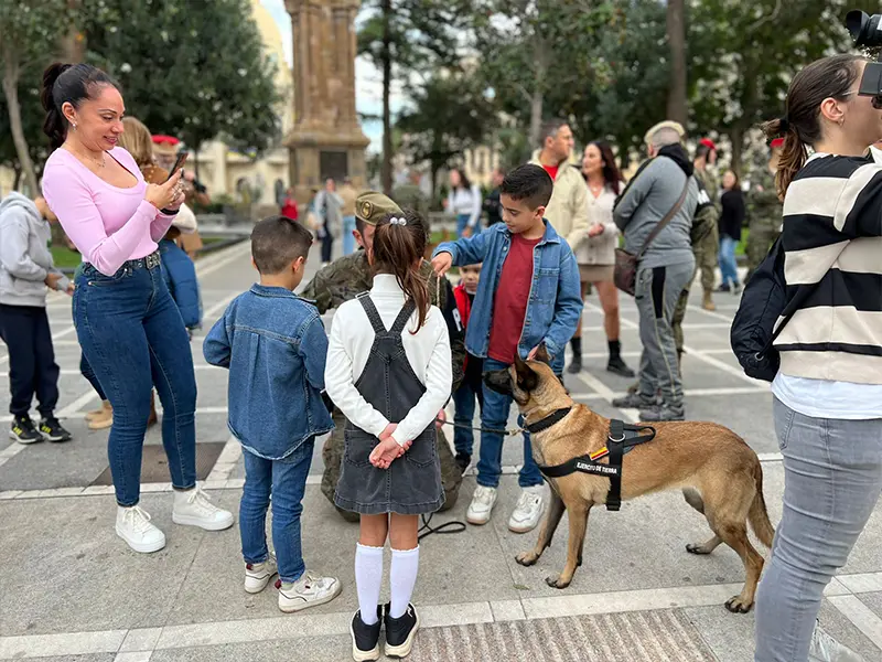 Exhibici&oacute;n de los materiales de la Polic&iacute;a Militar en la plaza de &Aacute;frica / Daniel Hern&aacute;ndez