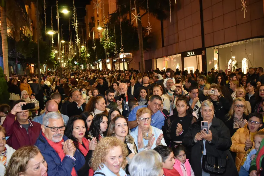 Calles a rebosar y villancicos para recibir al alumbrado navide&ntilde;o / Rafa B&aacute;ez