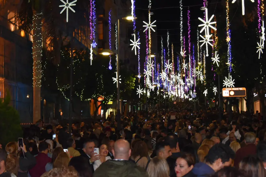 Calles a rebosar para disfrutar del alumbrado navide&ntilde;o / Rafa B&aacute;ez