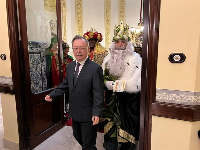 La llegada a Ceuta de Sus Majestades los Reyes Magos / Daniel Hern&aacute;ndez