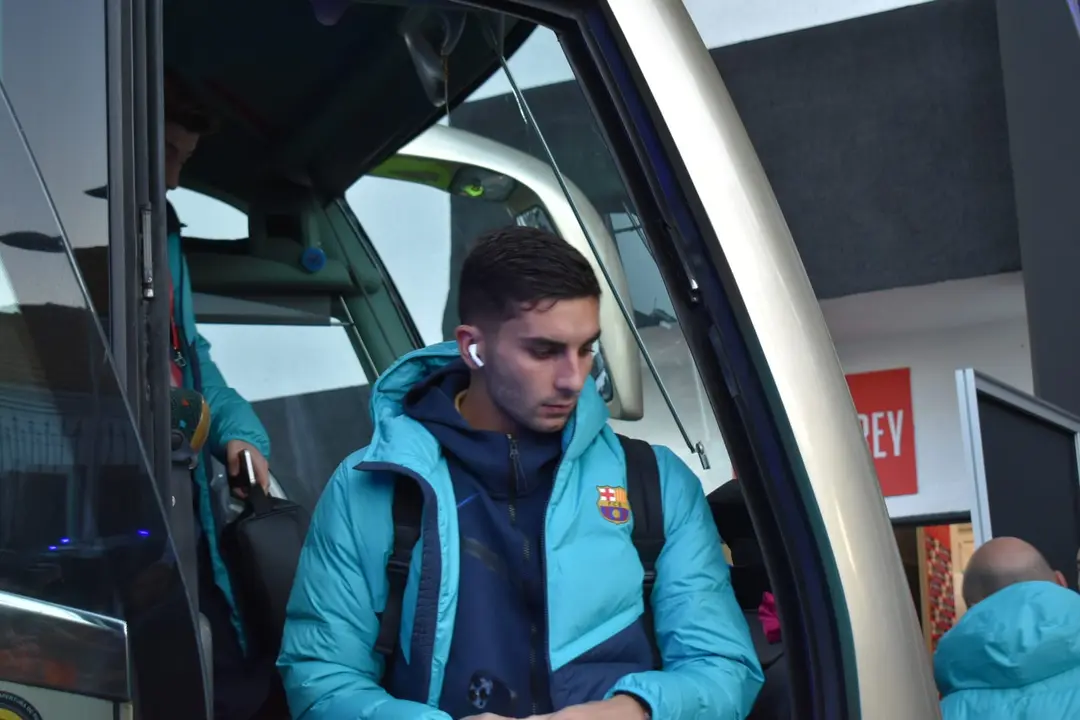 Llegada de los equipos al estadio Alfonso Murube / Rafa B&aacute;ez