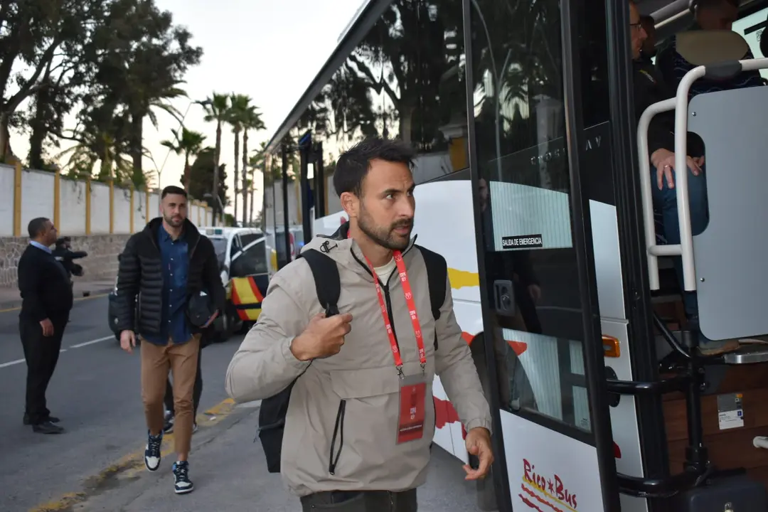 Llegada de los equipos al estadio Alfonso Murube / Rafa B&aacute;ez