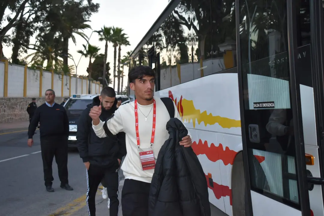 Llegada de los equipos al estadio Alfonso Murube / Rafa B&aacute;ez