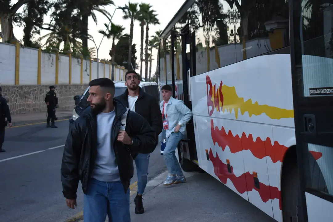 Llegada de los equipos al estadio Alfonso Murube / Rafa B&aacute;ez
