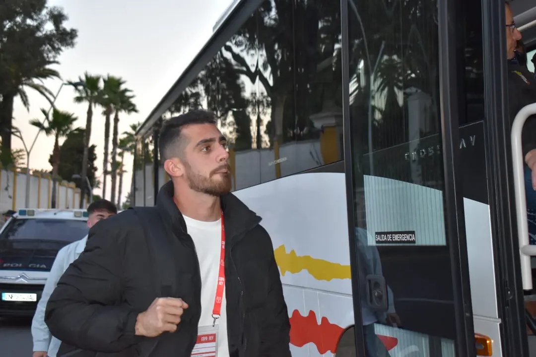 Llegada de los equipos al estadio Alfonso Murube / Rafa B&aacute;ez