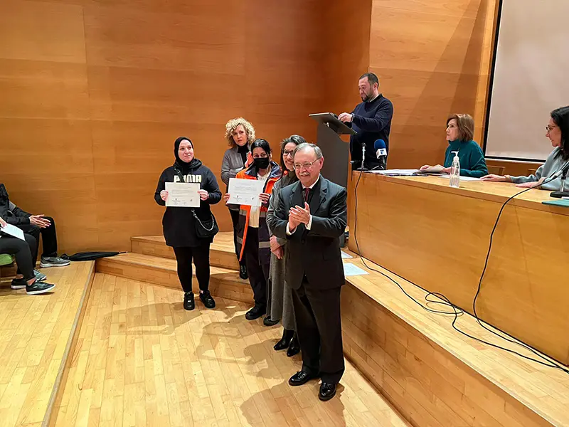 Entrega de diplomas del curso de Competencias Digitales / Daniel Hern&aacute;ndez