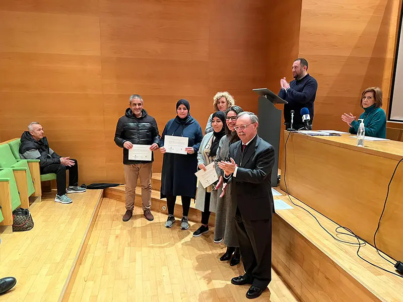 Entrega de diplomas del curso de Competencias Digitales / Daniel Hern&aacute;ndez