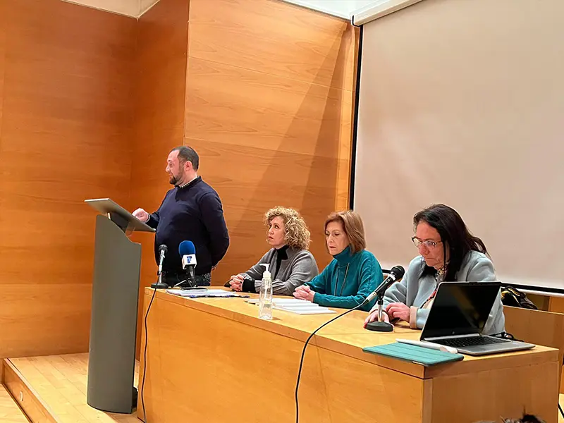 Entrega de diplomas del curso de Competencias Digitales / Daniel Hern&aacute;ndez