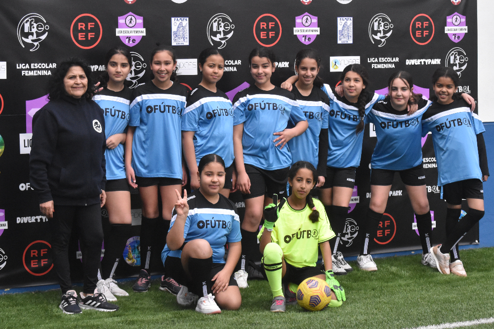 Espectacular ambiente el que se ha vivido este s&aacute;bado 4 de marzo en el campo &lsquo;Emilio C&oacute;zar&rsquo; de la Ciudad del F&uacute;tbol, con la puesta en marcha de la Liga Escolar Femenina organizada por la RFFCE, a trav&eacute;s de su Comisi&oacute;n de F&uacute;tbol Femenino, y patrocinada por DivertyPark.

En esta ocasi&oacute;n han sido los equipos de categor&iacute;a Alev&iacute;n los que han saltado al c&eacute;sped para disputar partidos de 40 minutos divididos en dos tiempos de 20 cada uno, haciendo disfrutar al numeroso p&uacute;blico que pr&aacute;cticamente ha llenado las gradas