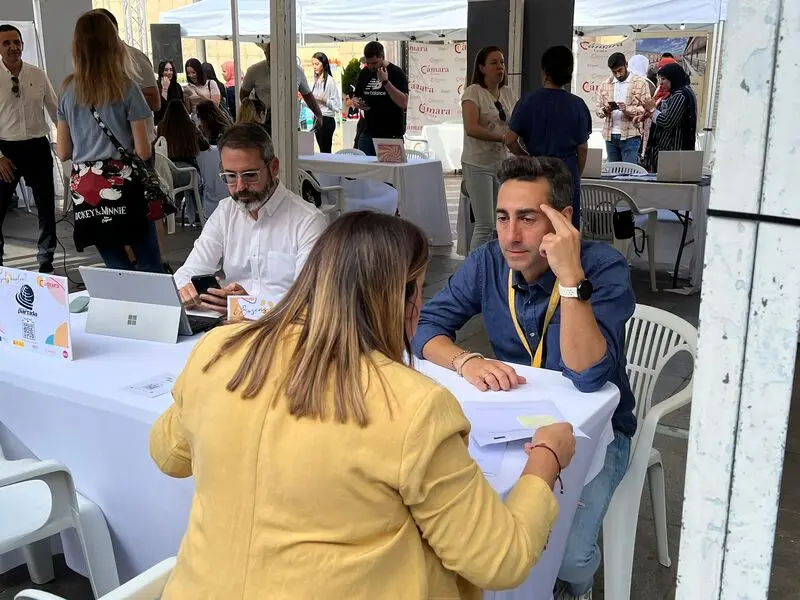 Ofertantes y demandantes de empleo se han dado cita en la Plaza de los Reyes / Dani Hern&aacute;ndez