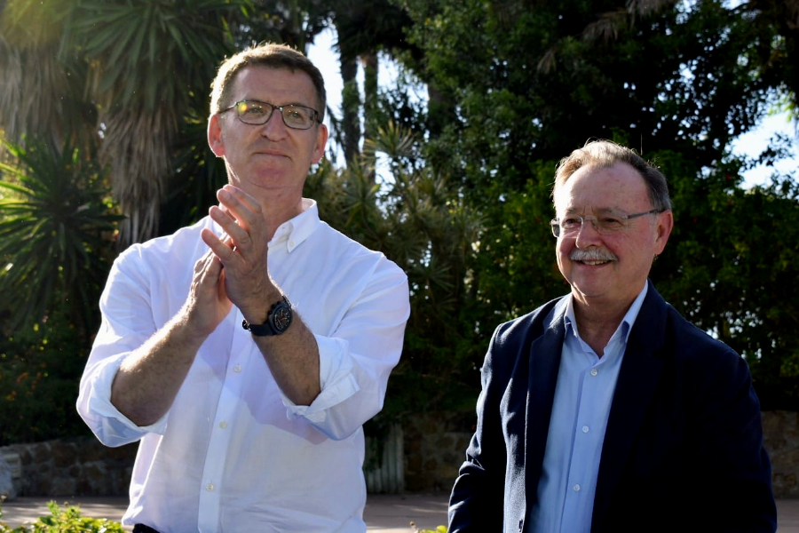 Alberto N&uacute;&ntilde;ez Feij&oacute;o y Juan Vivas en uno de los actos de la &uacute;ltima campa&ntilde;a electoral en Ceuta / Rafa B&aacute;ez