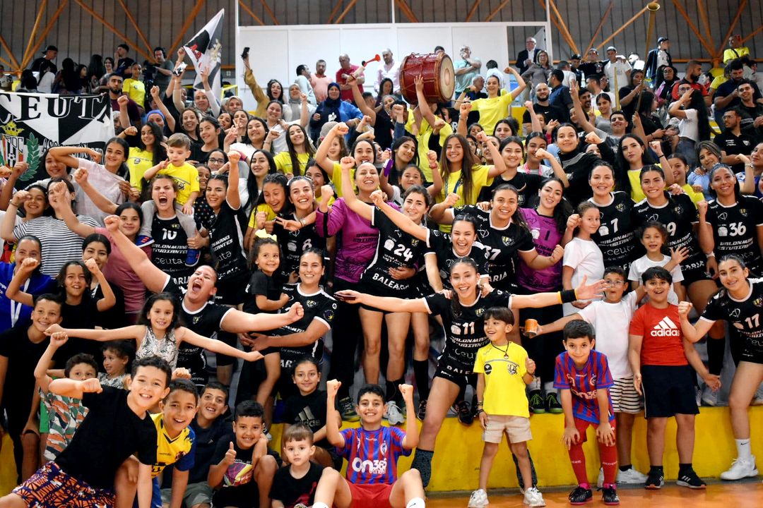 Ceuta 
vibra















Ceuta vibra con la victoria del Balonmano Estudiantes. Foto: Rafa B&aacute;ez