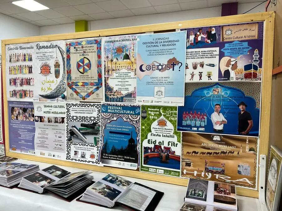 Exposici&oacute;n 'Doce a&ntilde;os fomentando la convivencia con la cultura' de Al Idrissi / Daniel Hern&aacute;ndez