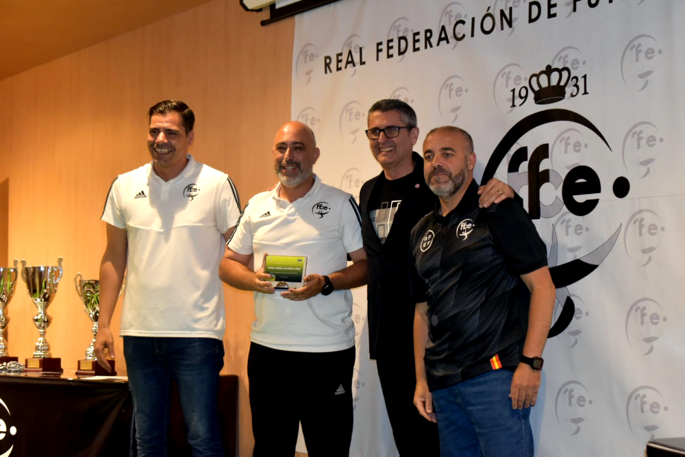 Entrega de trofeos de la Liga de Veteranos de f&uacute;tbol. Foto_ Rafa B&aacute;ez (1)