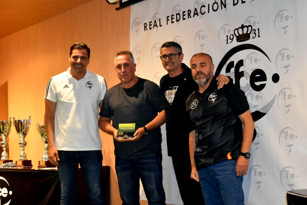Entrega de trofeos de la Liga de Veteranos de f&uacute;tbol. Foto_ Rafa B&aacute;ez