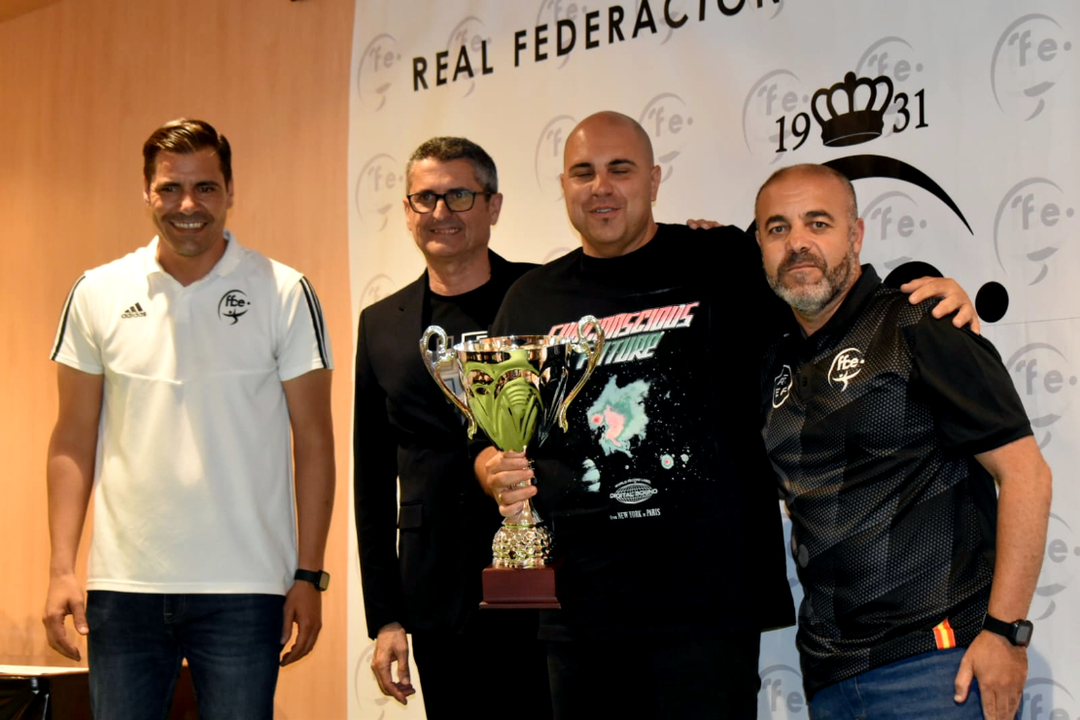 Entrega de trofeos de la Liga de Veteranos de f&uacute;tbol. Foto_ Rafa B&aacute;ez (3)