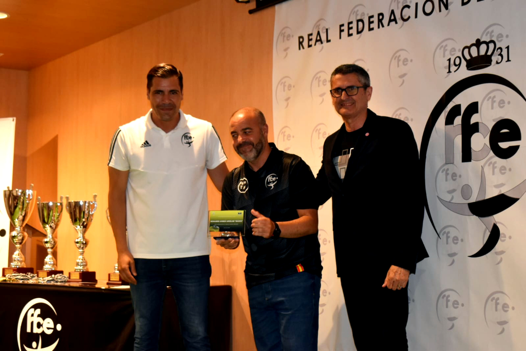 Entrega de trofeos de la Liga de Veteranos de f&uacute;tbol. Foto_ Rafa B&aacute;ez (4)