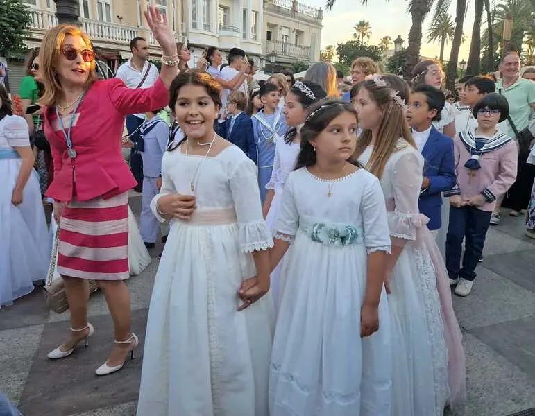 Algunas de las protagonistas, durante la procesi&oacute;n/ Rafa B&aacute;ez