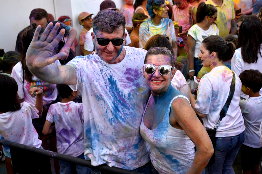 El Festival Holi ti&ntilde;e de color el auditorio de la Marina / Rafa B&aacute;ez