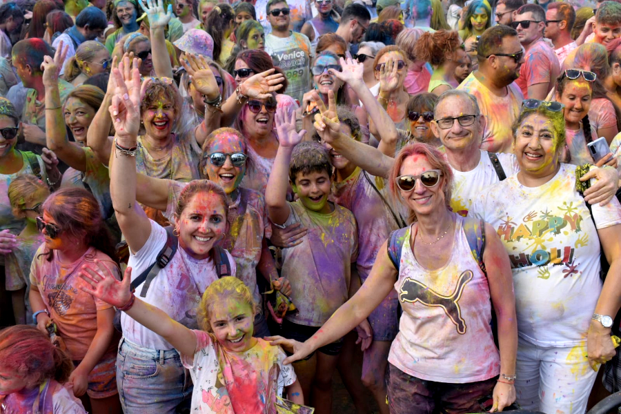 El Festival Holi ti&ntilde;e de color el auditorio de la Marina / Rafa B&aacute;ez