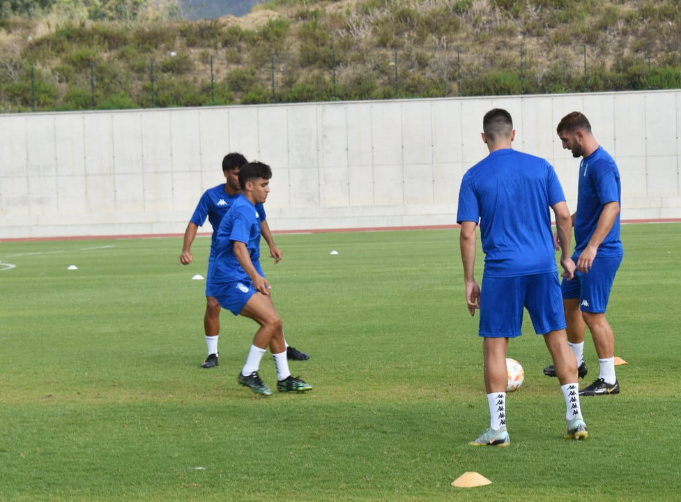 Primer entrenamiento de la AD Ceuta FC 23_24 (15)