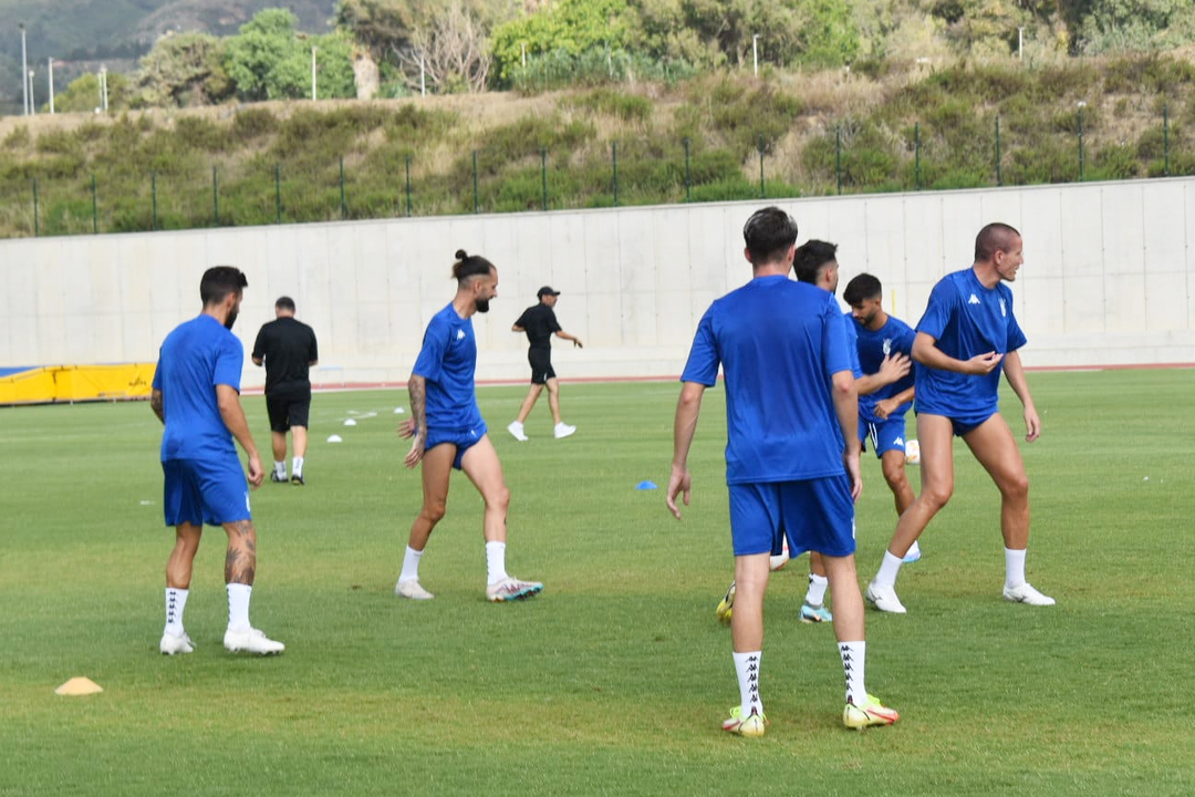 Primer entrenamiento de la AD Ceuta FC 23_24 (16)