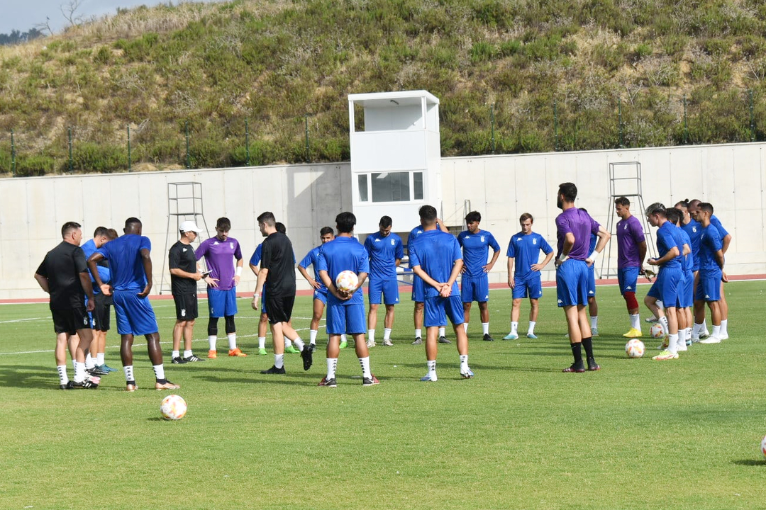 Primer entrenamiento de la AD Ceuta FC 23_24 (13)