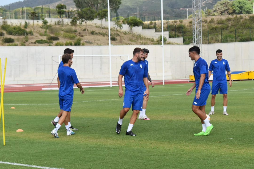 Primer entrenamiento de la AD Ceuta FC 23_24 (9)