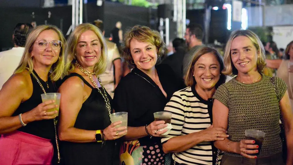 Los ceut&iacute;es disfrutan de la quinta noche de Feria / Alejandro Castillo