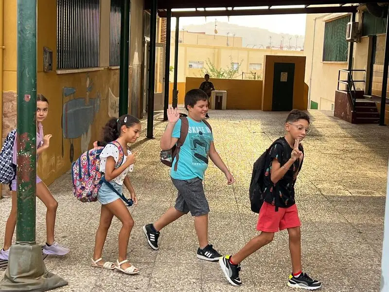 Un grupo de escolares saluda antes de regresar a las aulas/ Dani Hern&aacute;ndez