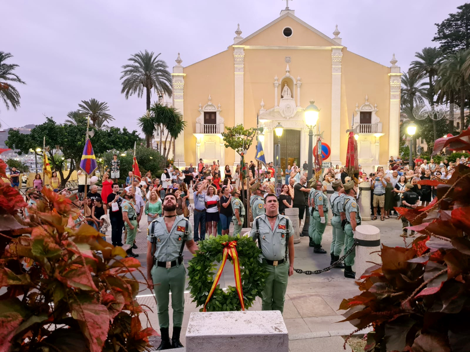 Arriado de Bandera protagonizado por La legi&oacute;n (3)