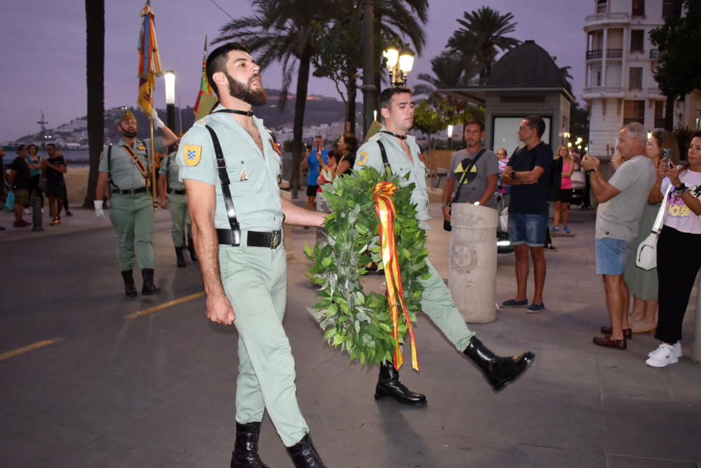 Arriado de Bandera protagonizado por La legi&oacute;n (2)