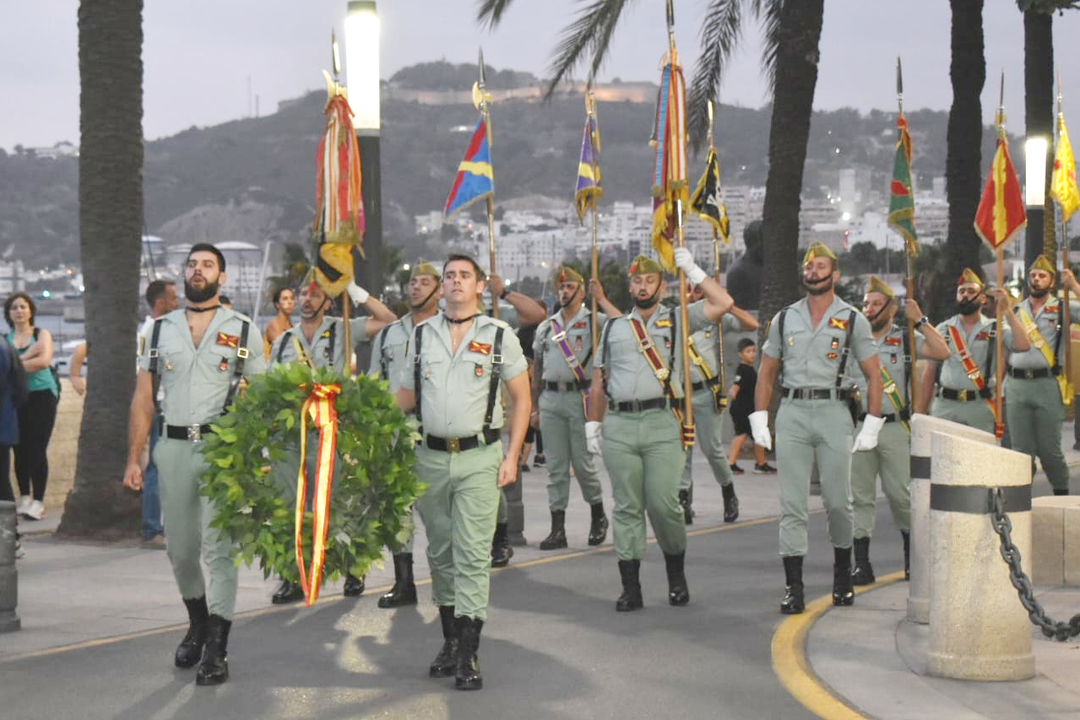 Arriado de Bandera protagonizado por La legi&oacute;n (1)