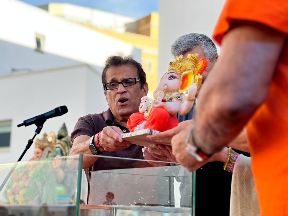 Momento de la inmersi&ograve;n de Ganesh/ Dani Hern&aacute;ndez