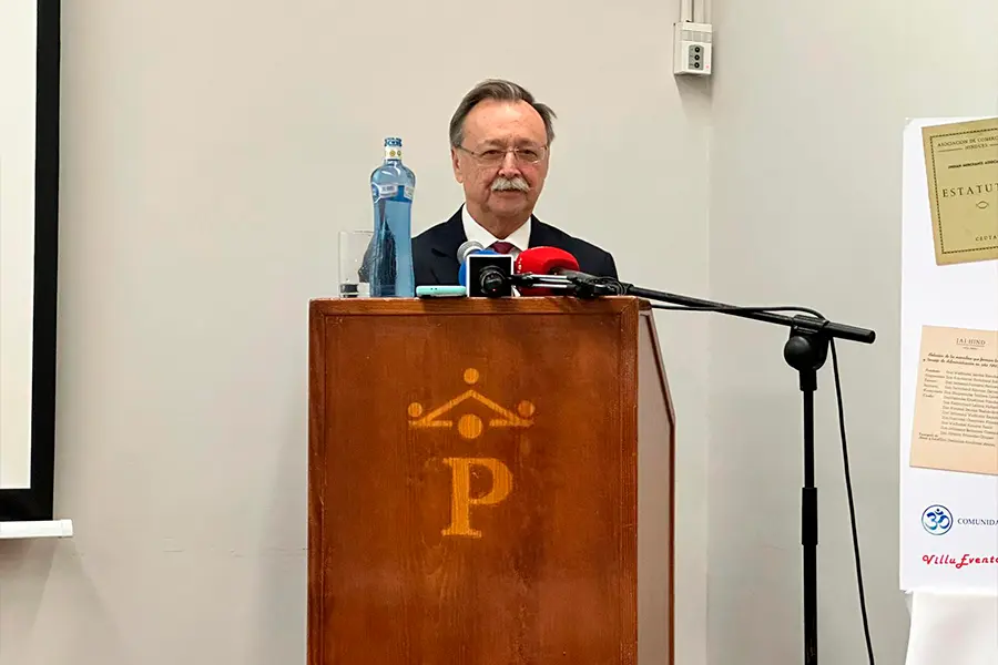 75 aniversario de la Constituci&oacute;n de la Comunidad hind&uacute; / Mohamed Ettouileb