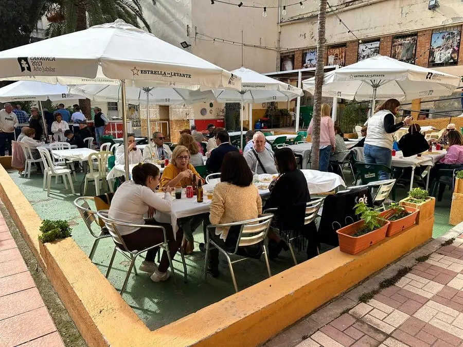 Tapeo solidario en El Roc&iacute;o / Mohamed Ettuoileb